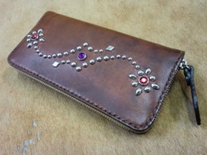 ラウンドジップ茶フラワースタッズー１