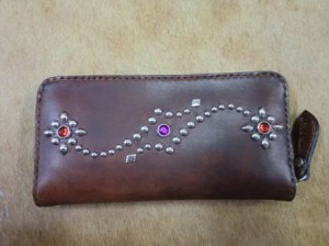 ラウンドジップ茶フラワースタッズー３