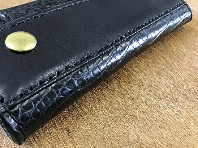 革工房ホークフェザーズ / トラッカーウォレットA1/クロコダイルコンビ黒